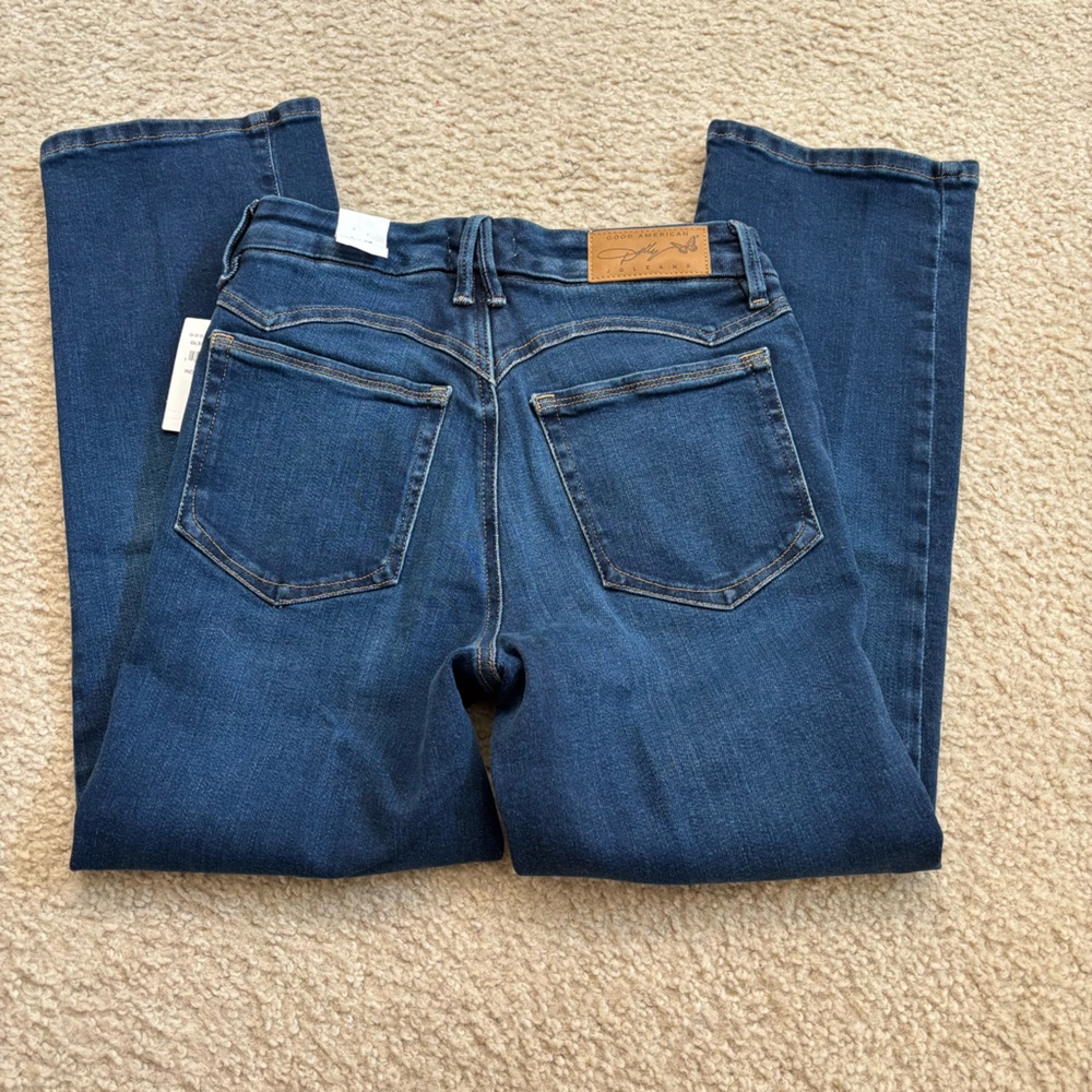 Good American - DOLLY JOLEANS PETITE STRAIGHT JEANS